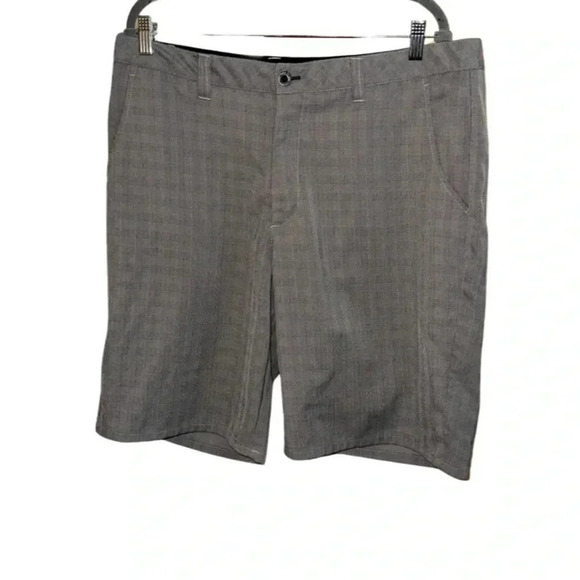 Travis Mathew Gray Plaid Golf Shorts Size 36 - Picture 1 of 6